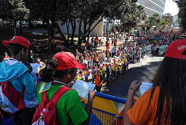 Çocuklar eğitim ile ilgili manifestolarını Milli Eğitim Bakanlığı binası önünde okurken - MST